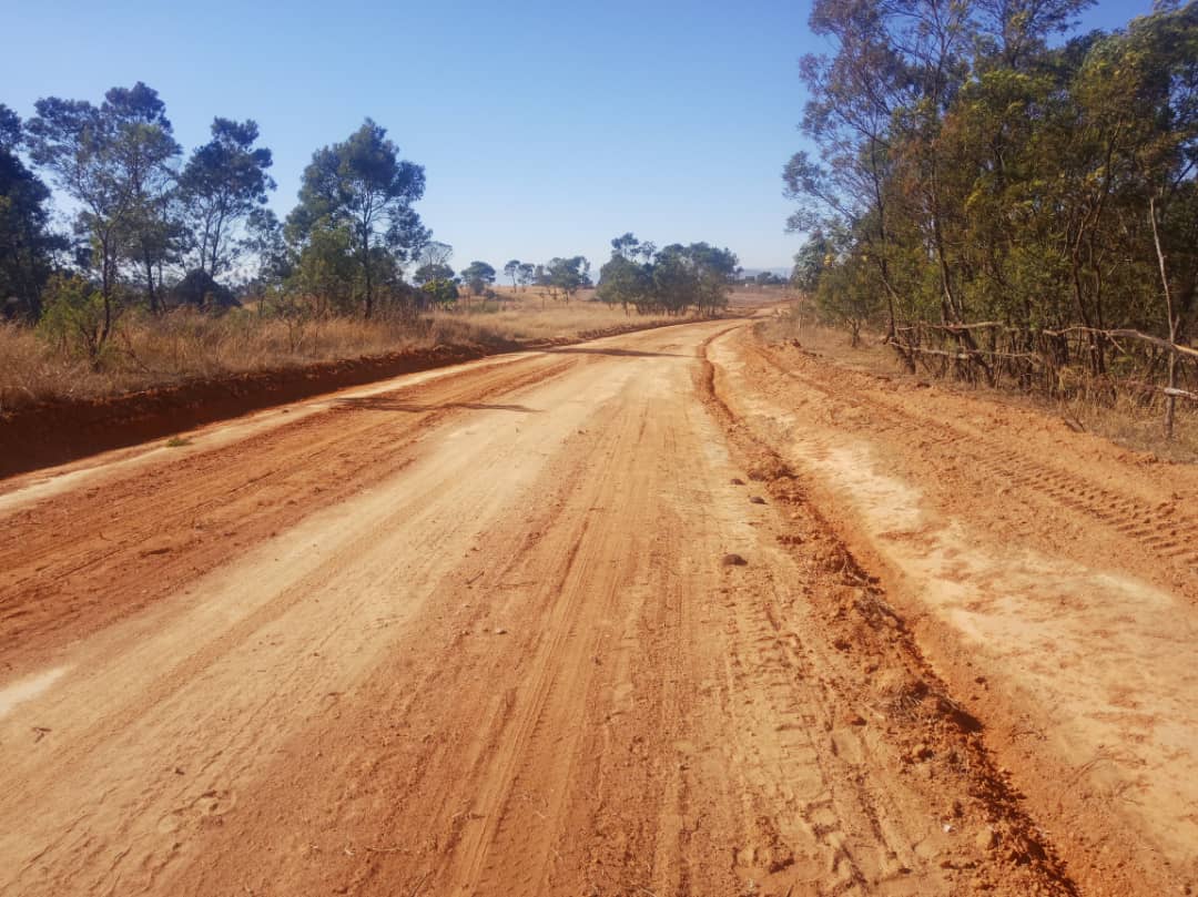 mutasardc's tweet photo. Road Rehabilitation Programme in progress throughout the district. Improving road networks, drainage and accessibility.
#Sanyamandwe
#Penhalonga
#Tsvingwe
#Chirarwe https://t.co/LU9z5QPijt