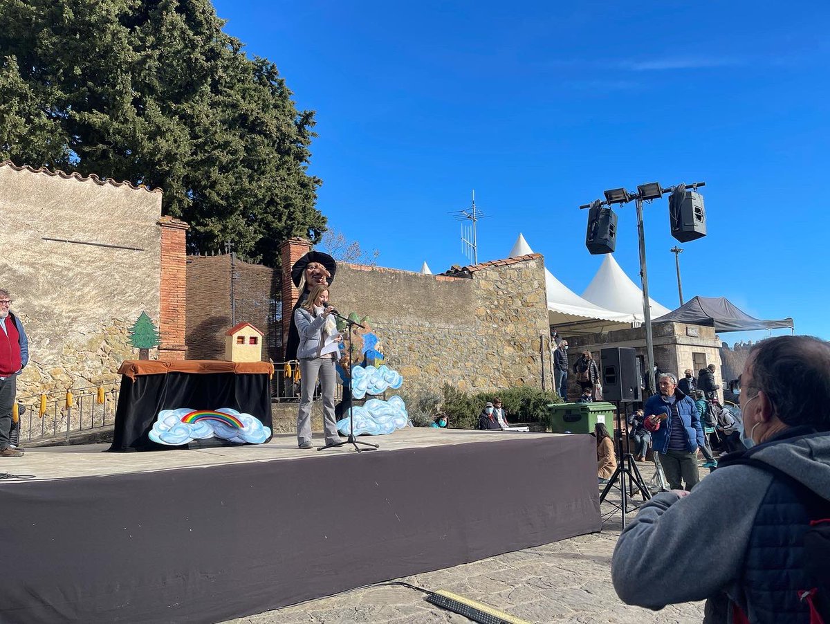 mpuixi's tweet photo. Els carrers empedrats de la vila del Mallol bullen d’activitat per la fira de #StNicolau. #terraremença #fentterritori #fentcomarca #fira #garrotxa #productesdelterritori #vallbas https://t.co/9werFv8ixo