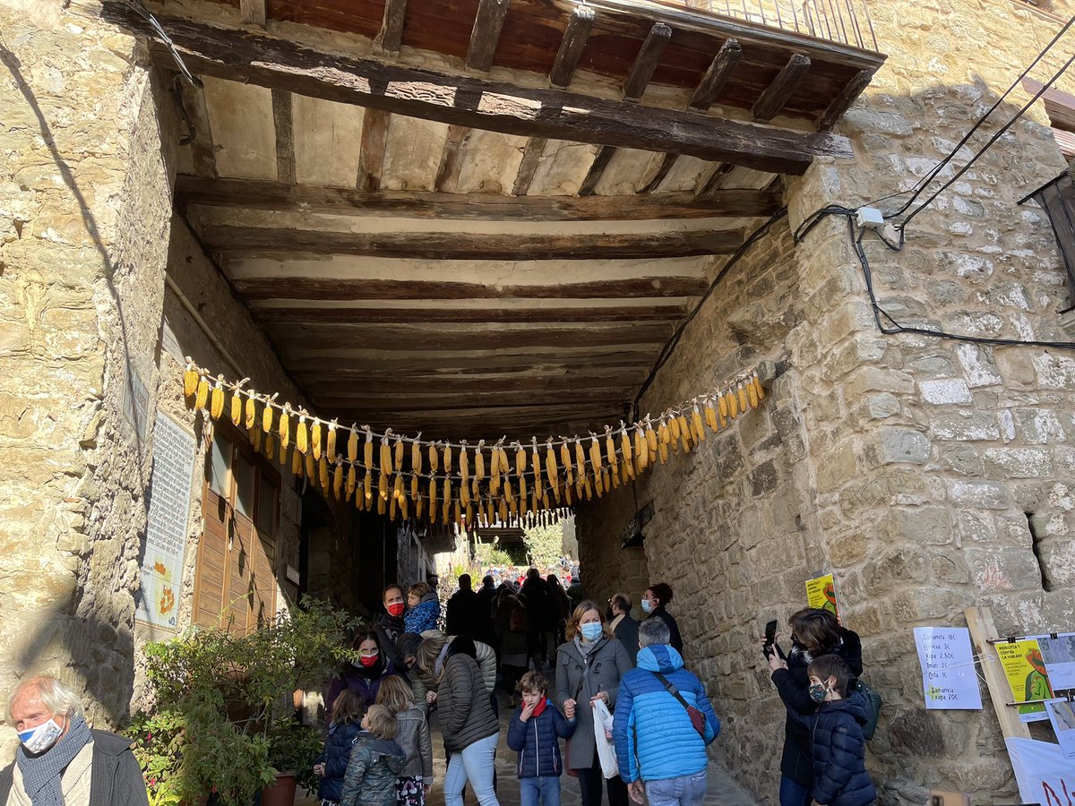 mpuixi's tweet photo. Els carrers empedrats de la vila del Mallol bullen d’activitat per la fira de #StNicolau. #terraremença #fentterritori #fentcomarca #fira #garrotxa #productesdelterritori #vallbas https://t.co/9werFv8ixo