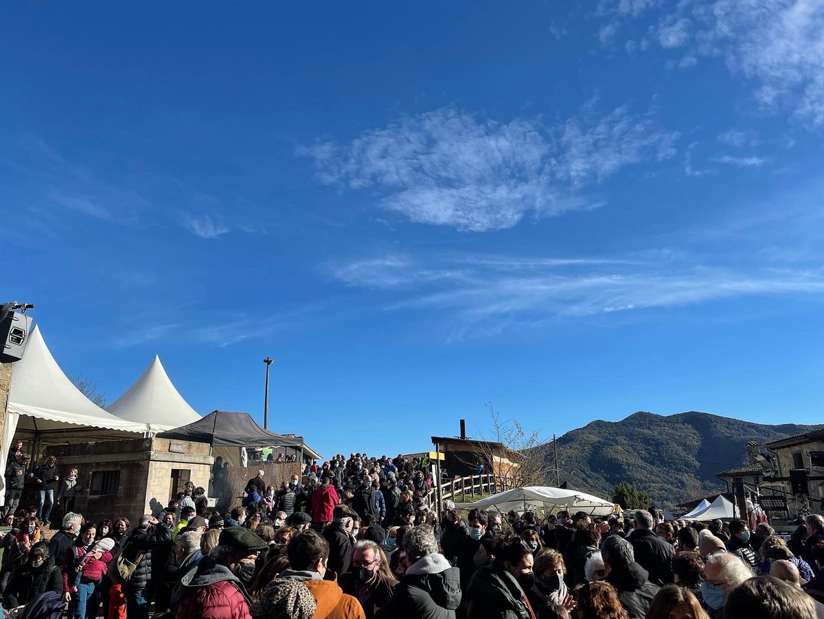 mpuixi's tweet photo. Els carrers empedrats de la vila del Mallol bullen d’activitat per la fira de #StNicolau. #terraremença #fentterritori #fentcomarca #fira #garrotxa #productesdelterritori #vallbas https://t.co/9werFv8ixo