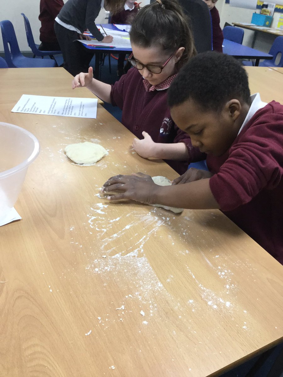 ThamesideSch's tweet photo. GLE are having lots of fun practicing our measuring skills as well as learning how to knead whilst making bread to accompany our soup #DTtps #mathstps #GLEtps #independence https://t.co/suRJDjWkol