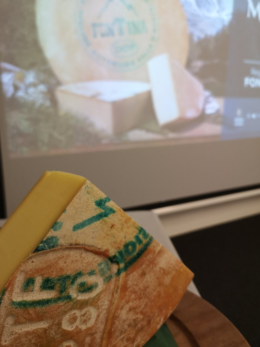 vdaufficiale's tweet photo. #modondor al @fortedibard : consegnati i riconoscimenti ai tre Modon e alle sette Medailles d'Or da Ass #sapinet, Pres @camcomao Roberto Sapia, Pres. @ConcorsoFontina Andrea Barmaz, Pres Coop Produttori Mauro Trèves, Pres. Giuria @Massolon https://t.co/jeWVSUC0Tl