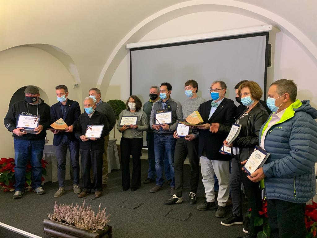 vdaufficiale's tweet photo. #modondor al @fortedibard : consegnati i riconoscimenti ai tre Modon e alle sette Medailles d'Or da Ass #sapinet, Pres @camcomao Roberto Sapia, Pres. @ConcorsoFontina Andrea Barmaz, Pres Coop Produttori Mauro Trèves, Pres. Giuria @Massolon https://t.co/jeWVSUC0Tl