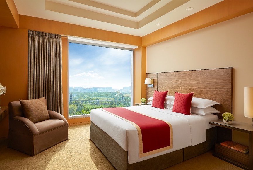GrandHyattMum's tweet photo. Who would not go for this picturesque view from our spacious balcony while sipping a cup of hot coffee?
Experience #MomentsofMore at our Luxury Suite.
A perfection staycation pampers you with breakfast, dinner, cocktail happy hours and 25% off on our signature spa treatments. https://t.co/jhAHmD2BL1