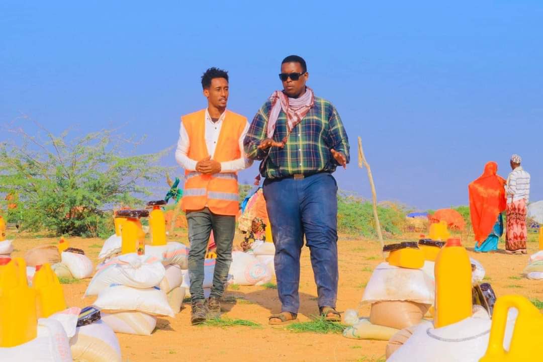 i encourage and applaud these youth  for their humanitarian assistance to the families affected by the widespread drought in some parts of Somalia, particularly in the Gedo region.

May you give them some #Retweets and #Like