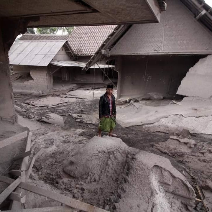 AnneFornier's tweet photo. More prevention, more analysis of volcanoes save lives. 

60% of active volcanoes are still unmonitored

#Semeru #urgencia 
#volcanoactivefoundation #buildingriskknowledge https://t.co/uc0e7GzUKr