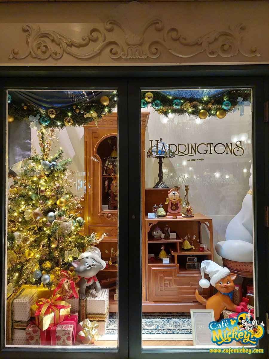 Cafe_Mickey's tweet photo. De kerst komt dichterbij, nog 19 dagen op de teller van de #CafeMickeyChristmasCountdown. In #MainStreetUSA kom je veel mooi gedecoreerde etalages tegen, zoals deze #Harringtons etalage. Je vindt er naast de leuke kerstdecoratie ook Duchess en haar kittens. ๐๐ฑ๐
#DisneyXmas https://t.co/Cmabt37HGo