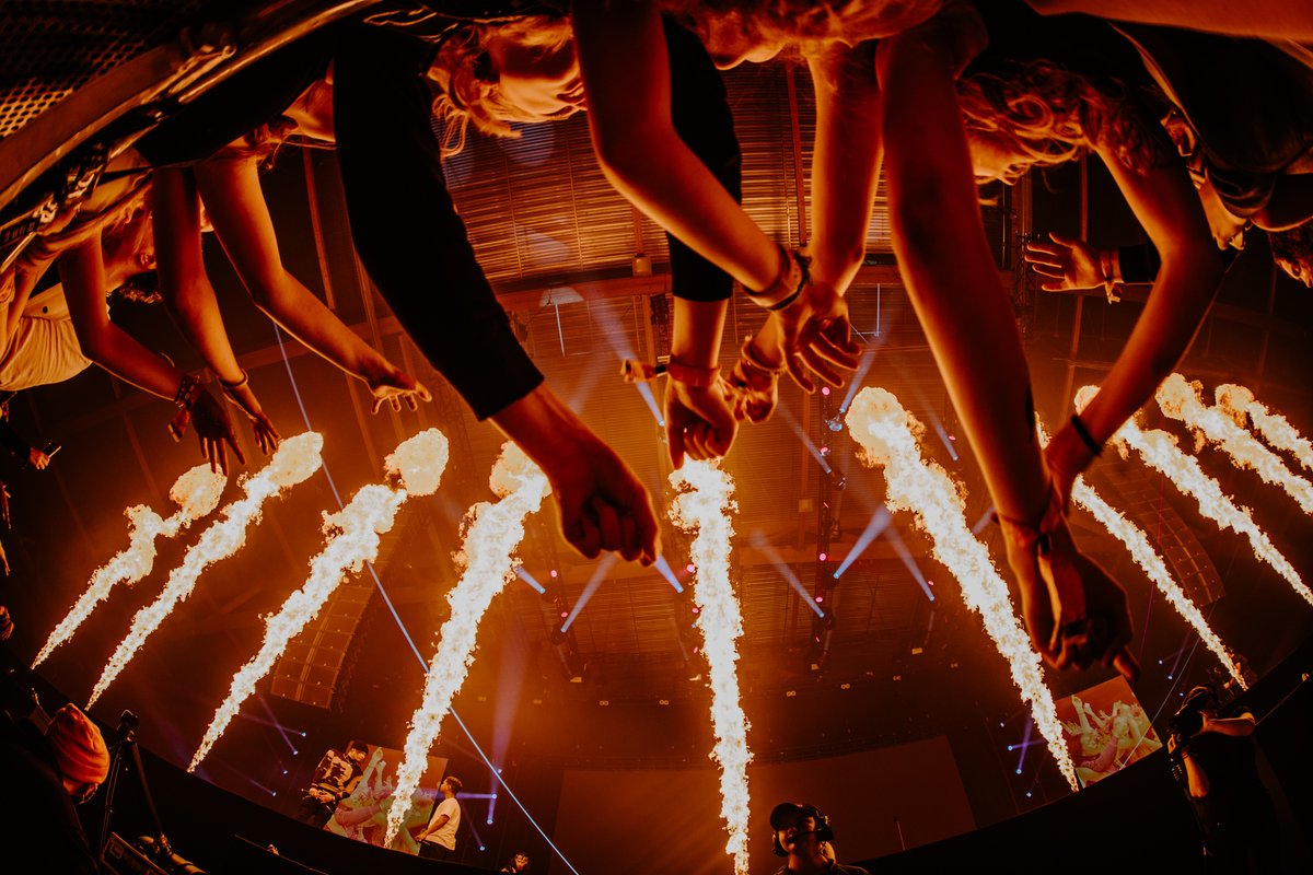 magicfxglobal's tweet photo. /𝗙𝗘𝗘𝗟 𝗧𝗛𝗘 𝗛𝗘𝗔𝗧.
Amazing show @pyroteknikk! 🔥🤟

📸 @martinlitwickii

#flameblazer #magicfx #blowyourmind https://t.co/S4grMVYR26