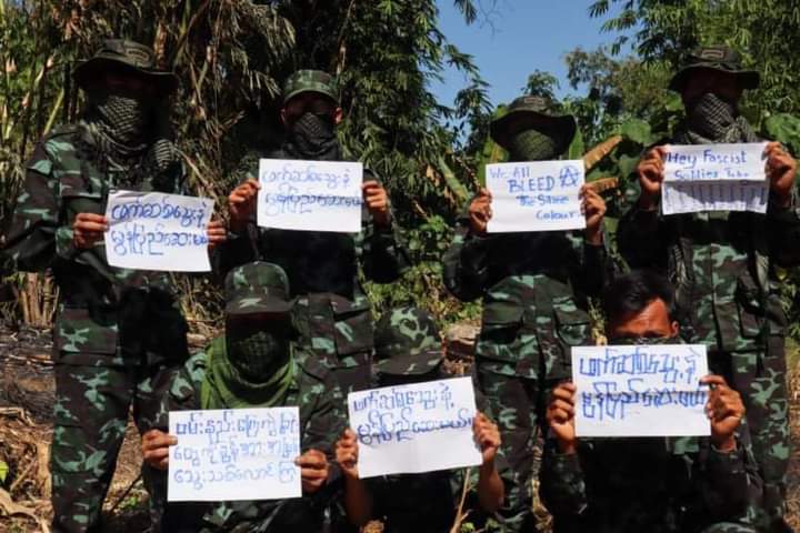 b3rry_y's tweet photo. Comrades from the Mon State-based Revolutionary Union (MSRU) protested against the Fascists terrorists in response to the brutal killings of Yangon youths by the military terrorists.

FREEDOM FROM FEAR 
#WhatsHappeningInMyanmar
#TerroristsJunta #Dec6Coup https://t.co/1c9n3JtIjD
