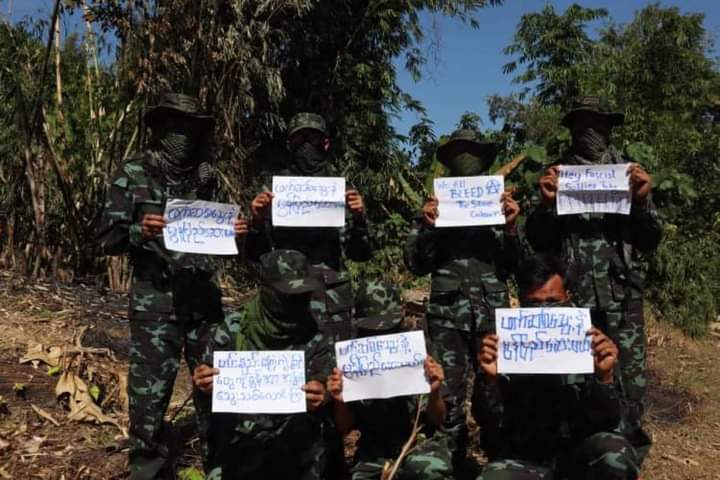 b3rry_y's tweet photo. Comrades from the Mon State-based Revolutionary Union (MSRU) protested against the Fascists terrorists in response to the brutal killings of Yangon youths by the military terrorists.

FREEDOM FROM FEAR 
#WhatsHappeningInMyanmar
#TerroristsJunta #Dec6Coup https://t.co/1c9n3JtIjD