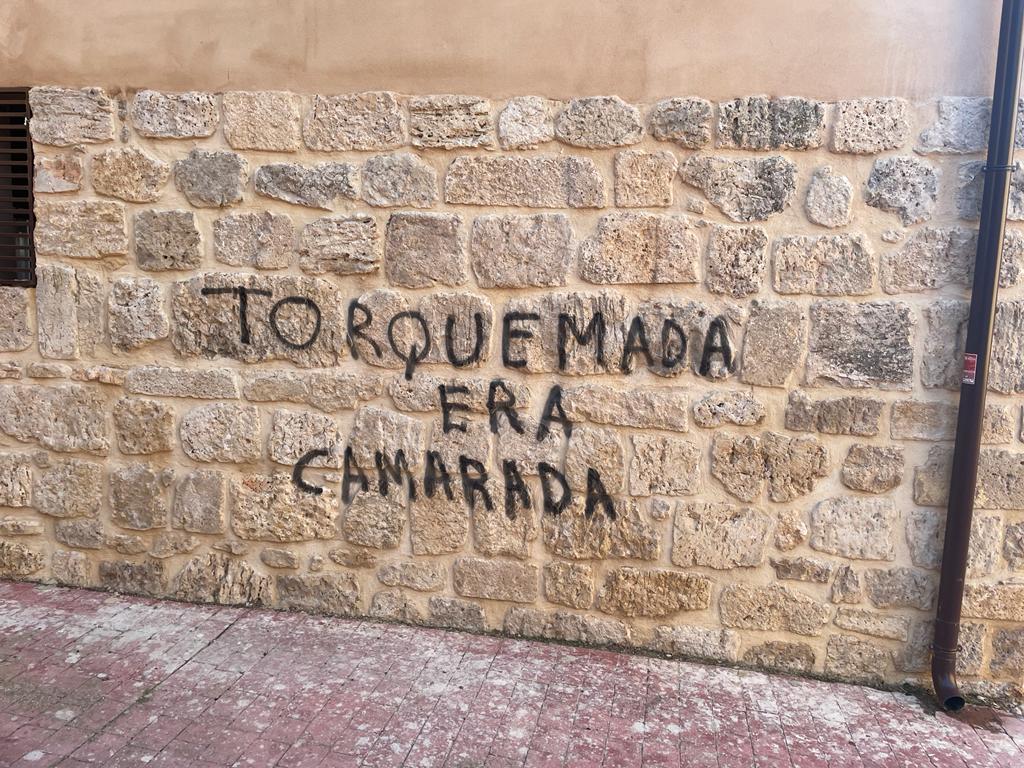 Hoy #Castrillo <a href="/motadejudios/">Mota de Judíos</a> ha aparecido lleno de amenazas e insultos; unas pintadas de grupos y personas intolerantes e incultas q no valoran ni el patrimonio ni a las persoas; ni respetan a nadie ni a nada. Los intolerantes no tienen hueco.