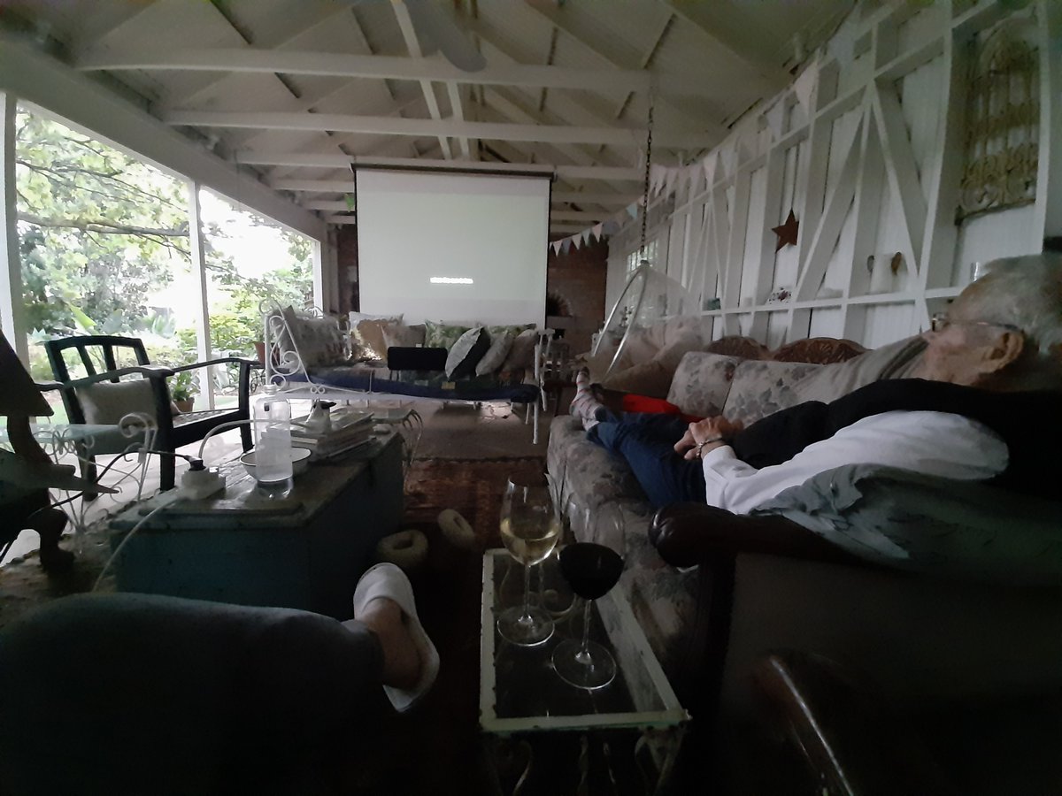 'n Terroir Zoom proe van die wyne van die <a href="/KleinKarooWines/">KleinKarooWines</a> het danksy my deurmekaar kop nie gebeur nie, maar nou geniet ons met spesiale geleenthede 'n bottel van een van die agt produsente. Gisteraand was dit <a href="/Boplaas1880/">Boplaas Family Vineyards</a> en <a href="/DeKransWines/">De Krans Wines</a> se beurt. Sondagaand fliek op die stoep.