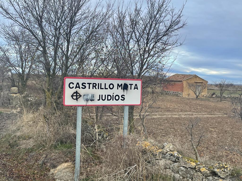 Animo a todos a denunciar este tipo de conductas que sólo buscan enfrentar en lugar de tender puentes, más en un día como hoy, Día de la Constitución, que debiera ser una oportunidad para el diálogo, la concordia y el hermanamiento de culturas y credos.