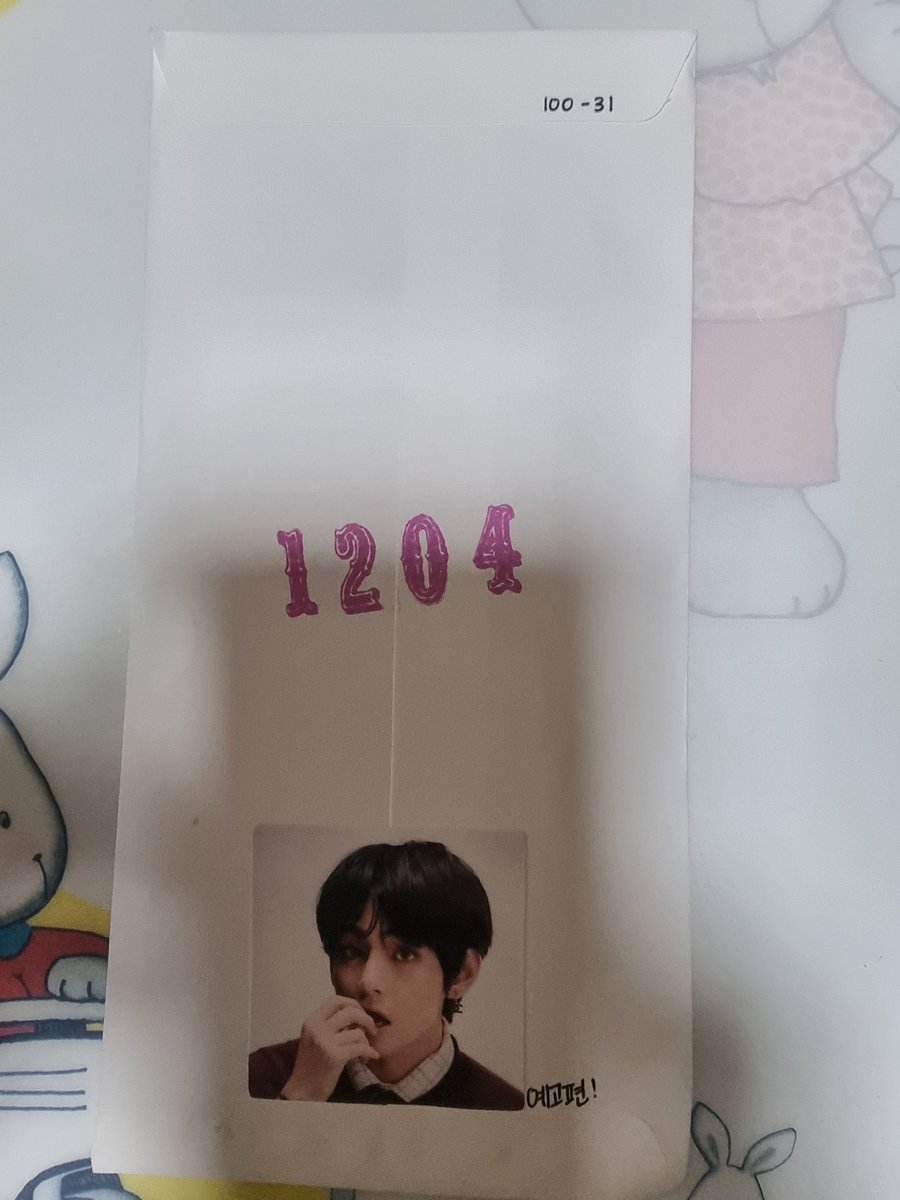 BaeBaeih's tweet photo. @Keilla_moon님~드디어 왔어요 제껀 언제오냐며 누가 훔쳐간거아니냐며 푸념아닌 푸념도하며 기다리고있었는데..영롱한 진이의 사진이 왔어요 드디어 저도 요렇게 후기올리네요 케일라님 감사해요~~💜💜
#JIN #BTSJIN https://t.co/zwjLmzLT2t