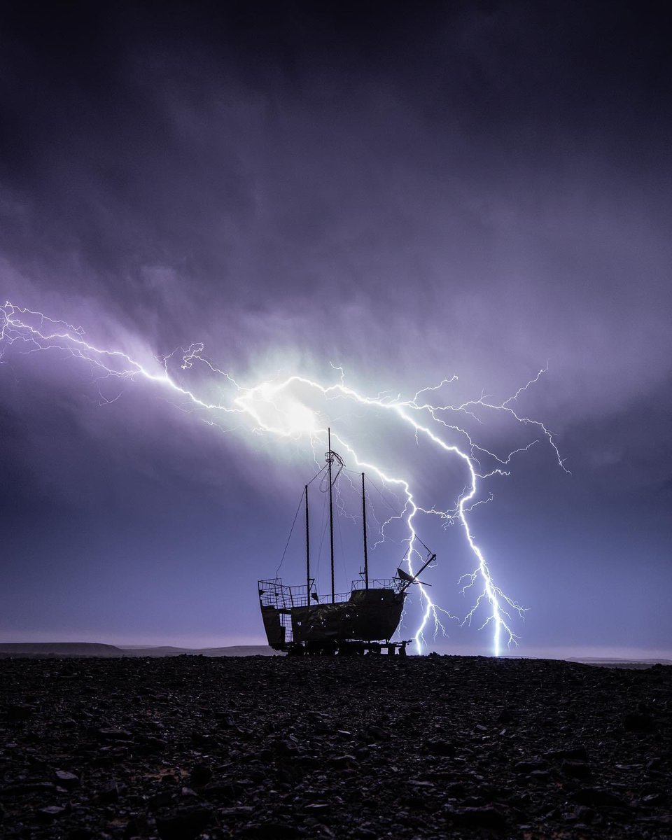 MrCPT's tweet photo. Lightning in Tankwa Town. 🌩
📸: @LifeOfMikeZA
#Tankwa https://t.co/xZzcOzivuC