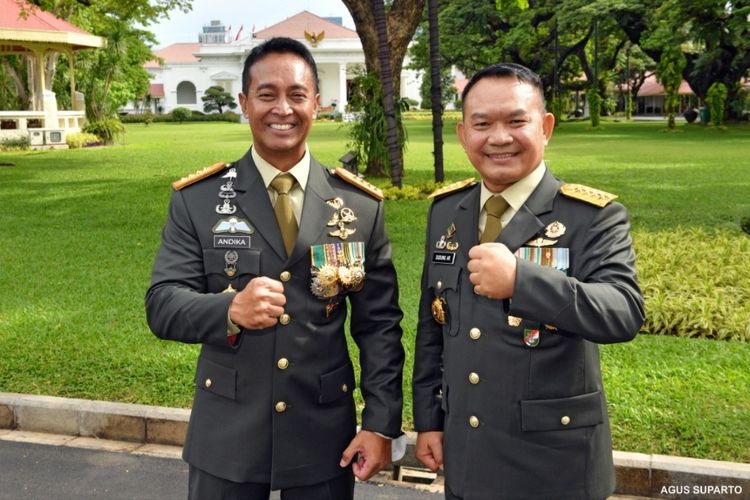 __AnakKolong's tweet photo. Di awal, Jenderal Andika Perkasa "diserang" kebo² Cikeas, sapi² IM, kadal gurun,keong gurun, bekicot gurun hingga kecoa 212, terkait agamanya.

Hari-hari ini, Jenderal Dudung Abdurachman "diserang" oleh kerumunan yg sama.
.
.
ARTINYA KEDUA JENDERAL INI, BERADA DI JALAN YG BENAR. https://t.co/3PZLx1MGN1