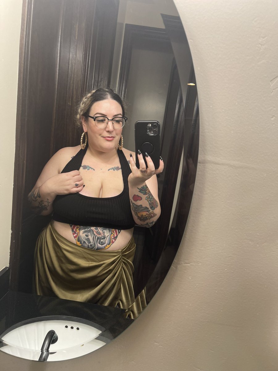 micheladaxmami's tweet photo. Sorry I just really liked my outfit tonight 💅🏼 https://t.co/DLEDLfjhKV