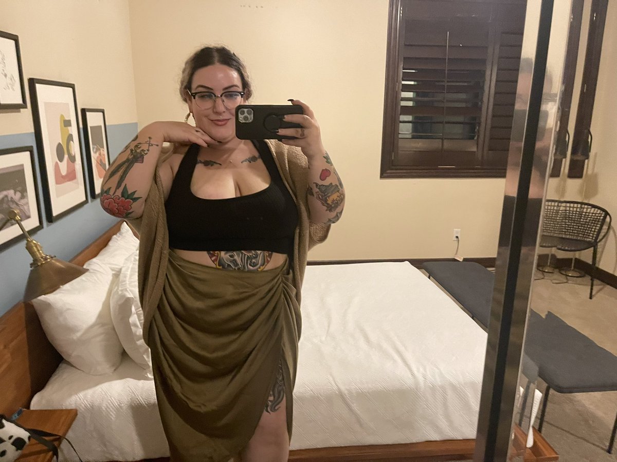 micheladaxmami's tweet photo. Sorry I just really liked my outfit tonight 💅🏼 https://t.co/DLEDLfjhKV