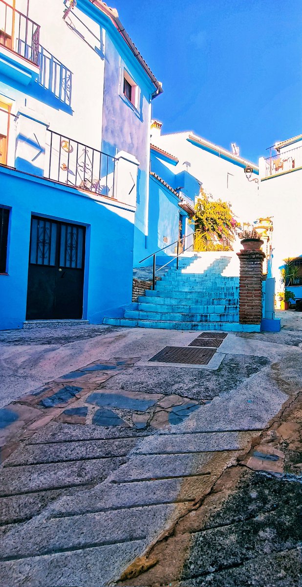 jorgecayufdz's tweet photo. Juzcar,aldea azul. #Juzcar #AldeaAzul #PuebloPitufo https://t.co/9sA9KAor5Y