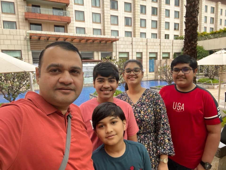 छोटे भाई तरूण के सुपुत्र तनिश (मेरे ठीक पीछे गुलाबी टी-शर्ट में)को जन्मदिवस की असीम शुभकामनाएँ।चारों बच्चे साथ में हो तो खूब धमाल होती है।😊