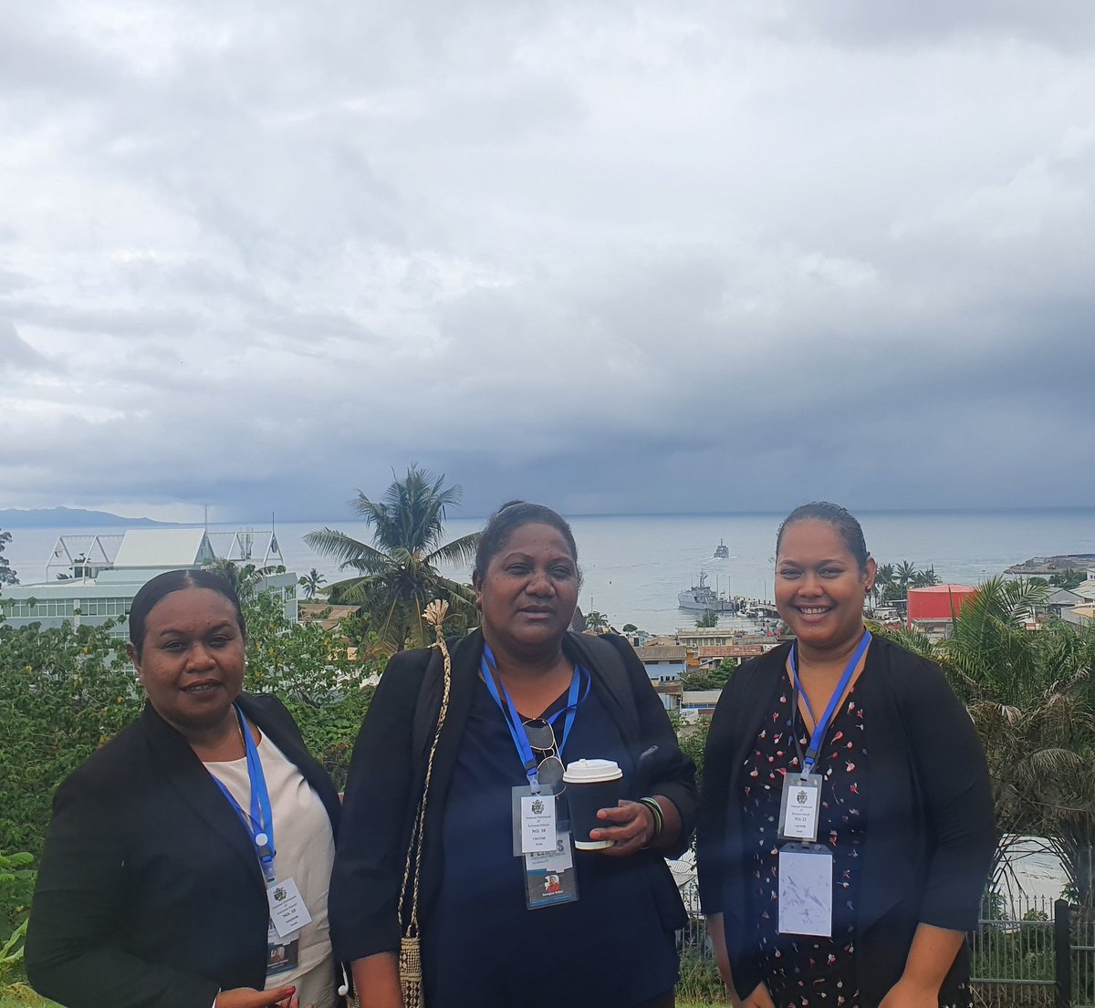 Big smiles in the morning before the #PM defeated the motion of no confidence. A loooong but fruitful day with my fellow media colleagues <a href="/ginakekea/">Georgina Kekea</a> &amp; <a href="/lisaosifelo/">Elizabeth Osifelo</a>.
#SolomonIslands #28thMoNC 🇸🇧🇸🇧