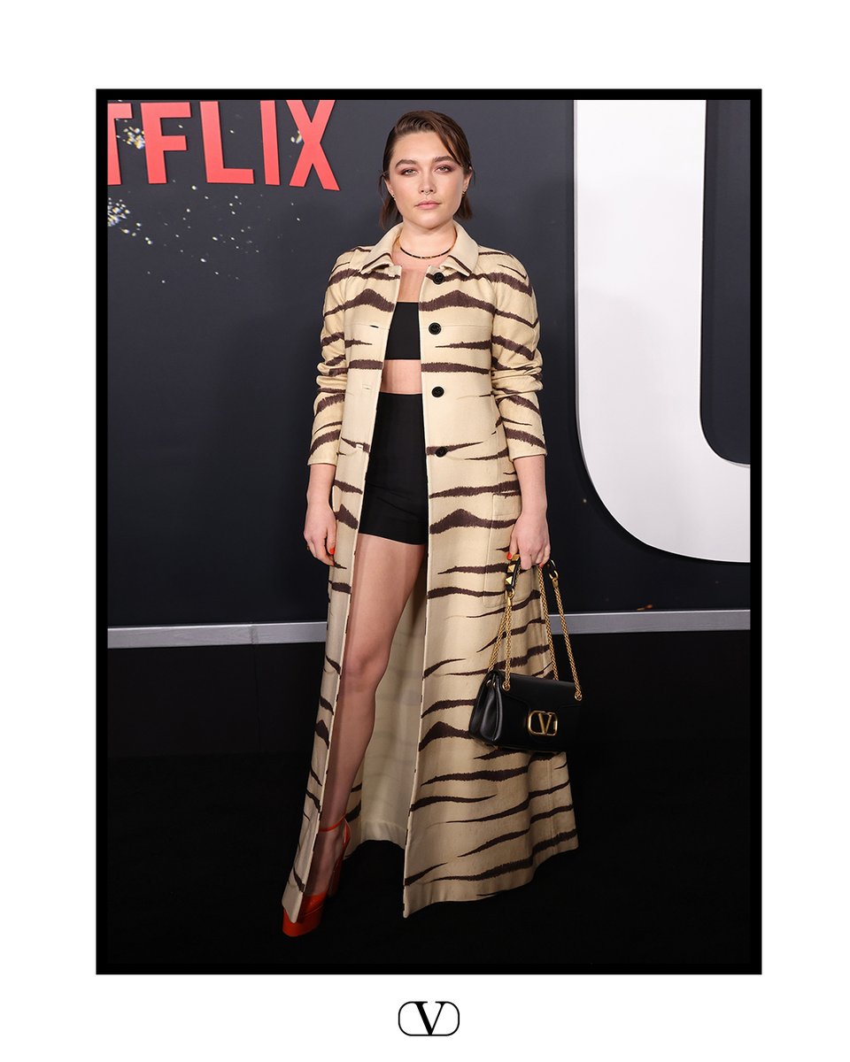 #FlorencePugh was seen at the “Don’t Look Up” premiere in New York wearing #ValentinoArchive ensemble from #ValentinoRendezVous featuring a tiger striped coat inspired by an archive #ValentinoHauteCouture #FallWinter67 look with #ValentinoGaravani #StudSign bag and #TanGoShoes.