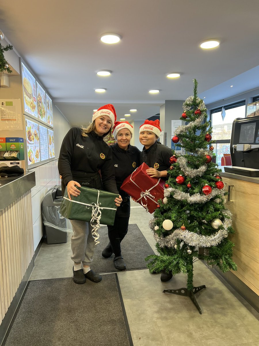 folketskebab's tweet photo. Den aller beste gaven rundt juletreet: «Tilstedeværelsen til en glad familie, alle pakket inn i hverandre.» Vi ønsker alle en riktig god førjulstid 🎅🏼⛄️❤️ https://t.co/nZB4DpYfWm