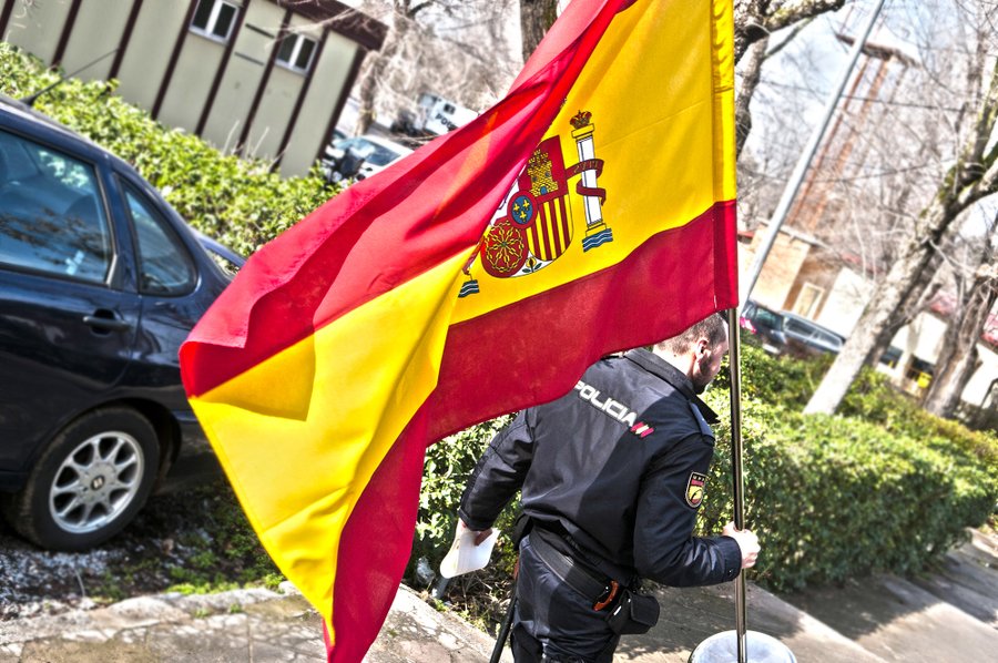 Hoy celebramos el #DíadelaConstitución

Un año más, velamos por el cumplimiento y #respeto de la  #Constitución Española que ordena nuestra misión:

"Proteger el libre ejercicio de los derechos y libertades y garantizar la seguridad ciudadana"

#SomosTuPolicía  
#estamosporti