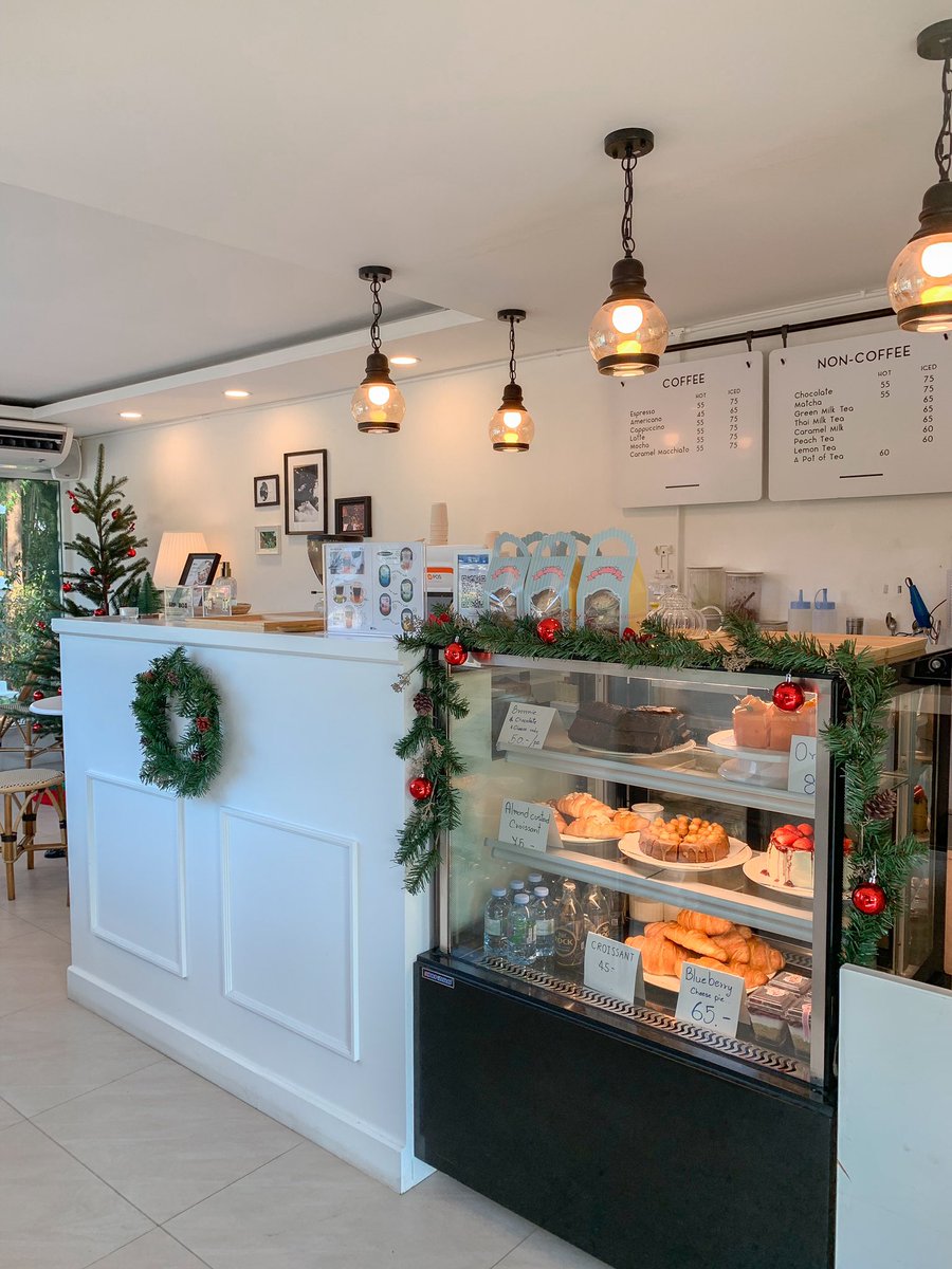 aladeehanbok's tweet photo. Urban country : Café &amp; bakery 🎄✨
คาเฟ่ธีมคริสต์มาสย่านบางกรวย❄️
ร้านเล็กๆตกแต่งน่ารักมาก มีมุมถ่ายรูปเยอะ นึกว่าวาปไปอยู่เมืองนอกฟีลหนาวๆ 
มีเมนูพิเศษแต่ละเทศกาลด้วย เครื่องดื่มกับขนมคือดีย์เลยย😋 มีที่จอดรถเยอะ เริ่ดด
#คาเฟ่นนทบุรี #คาเฟ่บางกรวย #รีวิวคาเฟ่ https://t.co/ZK6xOHlfr5