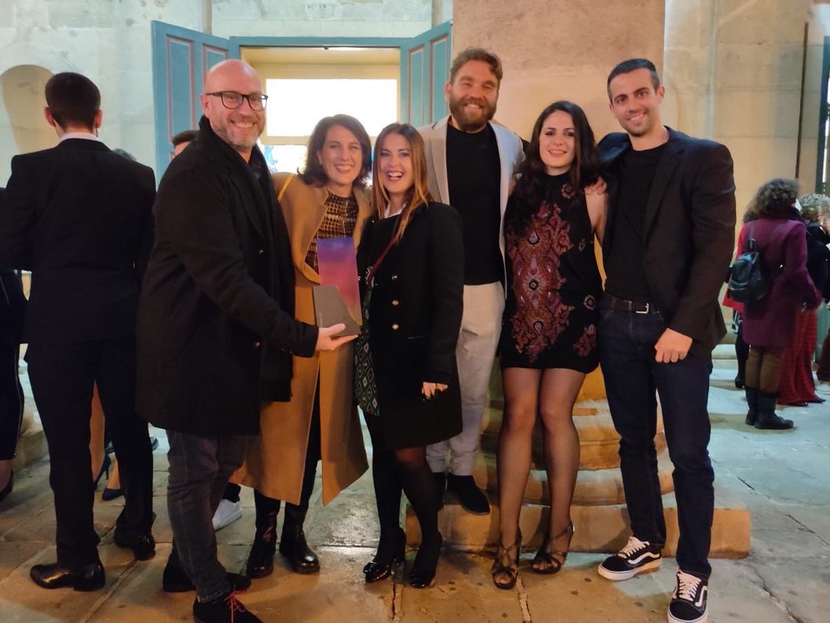 Terres de Cinema: millor sèrie documental valenciana pels #premisberlanga2021 🥂🍾Gràcies infinites. Ha sigut un privilegi reaprendre a fer tele amb vosaltres, equipàs de <a href="/TerresCAPunt/">Terres de cinema</a> Per cert, la sèrie es pot tornar a veure a la web d’<a href="/apunt_media/">À Punt</a>