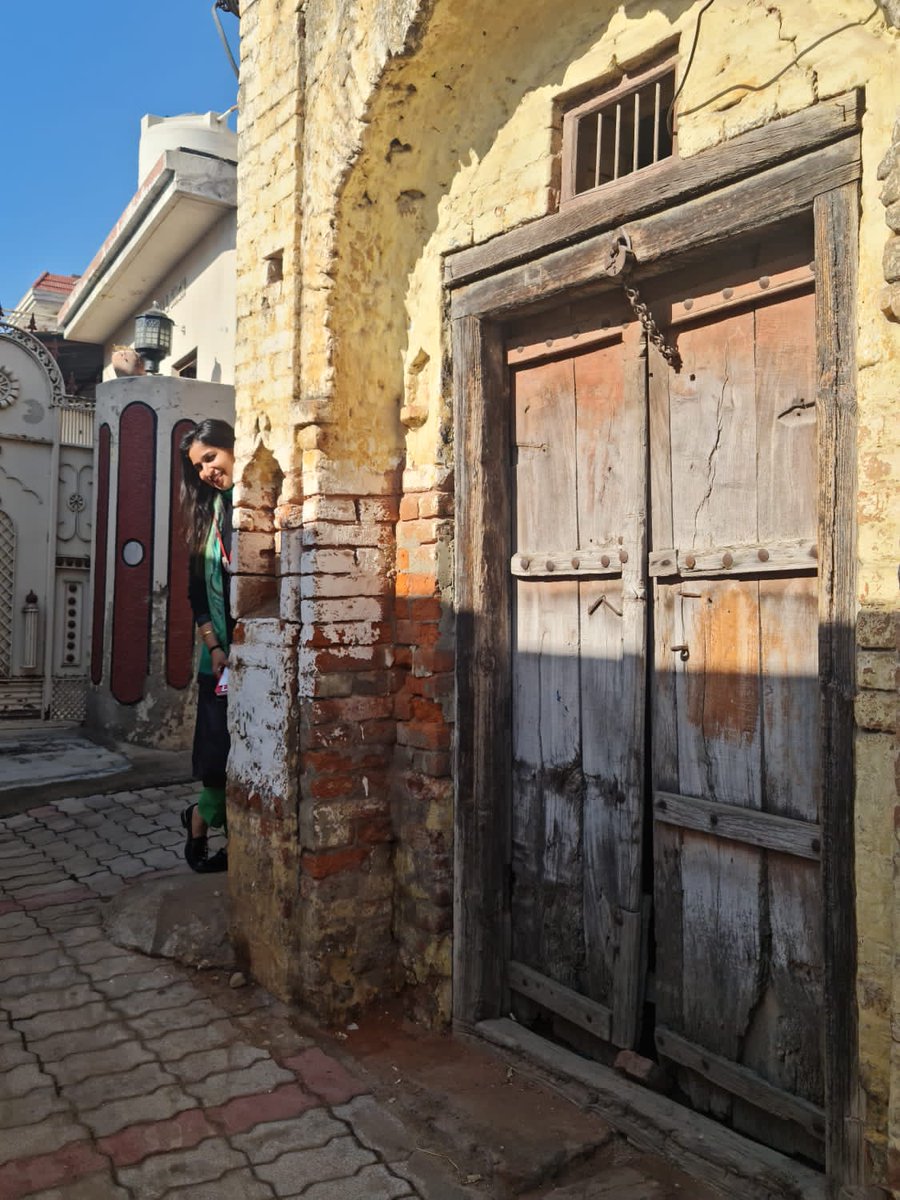 rj_geet's tweet photo. कुछ दरवाज़ों के खुलने के इंतज़ार मैं हम। #rjgeet #Village https://t.co/wvlpAqBOlC