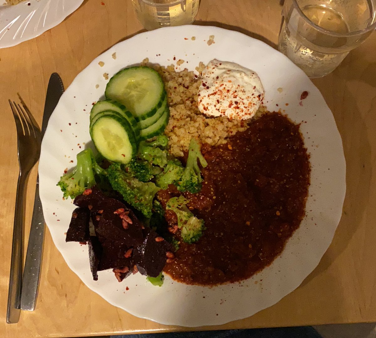 asselol03's tweet photo. dagens lunchir: bulgir, gurkir, broccolir, rödbetir och grytir #tallriksmodellen https://t.co/T4BPJOHXuZ