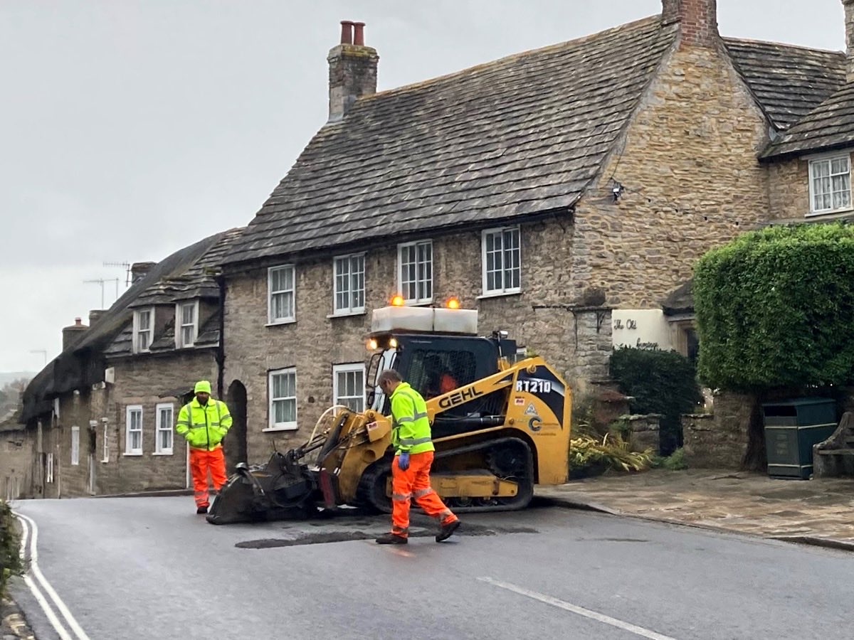 CorfeCastleUK's tweet photo. Dorset Council are fixing the hole in the road on East Street, Corfe Castle this morning — Stop/Go signs in place, expect slight delays.

#dorset #corfecastle #swanage #dorsettravel @Dorsetecho @TravelDorset https://t.co/IyoTh49Ucj