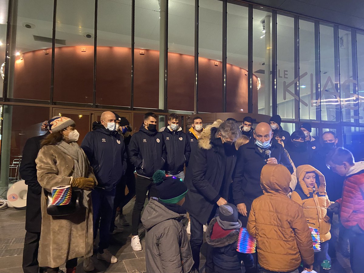 Retour sur le lancement des illuminations de Noël ainsi que le lancement du Téléthon.

A cette occasion, le MHSCVB a remis un maillot officiel dédicacé pour la Tombola du Téléthon et participé au cortège dans les rues de la Ville avec <a href="/FLafforgue/">Frédéric LAFFORGUE</a> 

#volley #noel2021 #Telethon