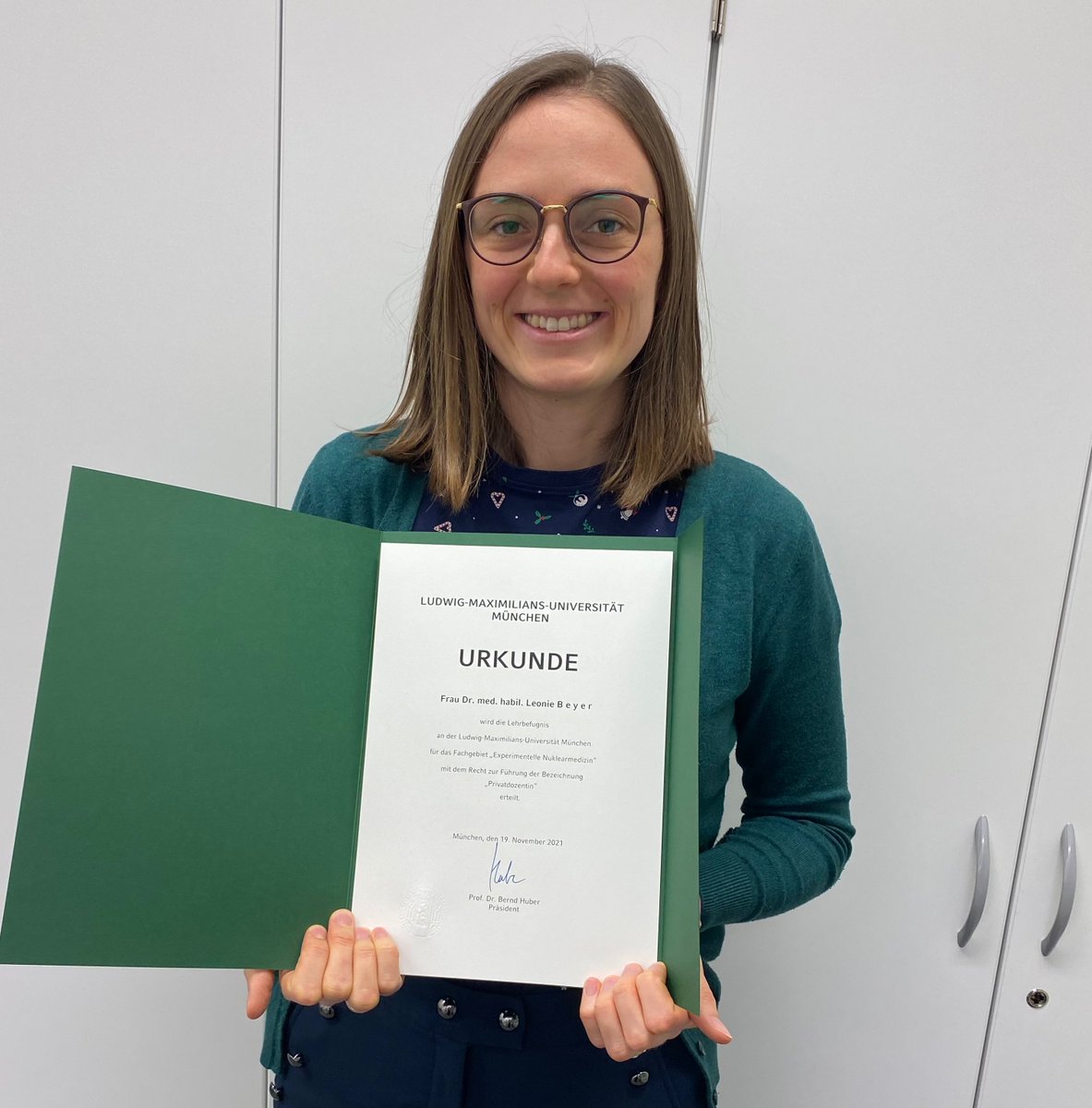 Leonie Beyer (@leobeyer) on Twitter photo Very proud to finally receive my habilitation certificate as "Privatdozentin"! I am thankful for all the people that contributed to this achievement <a href="/matbrendel/">MatthiasBrendel</a> <a href="/MCSP_LMU/">MCSP - Munich Clinician Scientist Program</a> !!! #clinicianscientist Very proud to finally receive my habilitation certificate as "Privatdozentin"! I am thankful for all the people that contributed to this achievement <a href="/matbrendel/">MatthiasBrendel</a> <a href="/MCSP_LMU/">MCSP - Munich Clinician Scientist Program</a> !!! #clinicianscientist