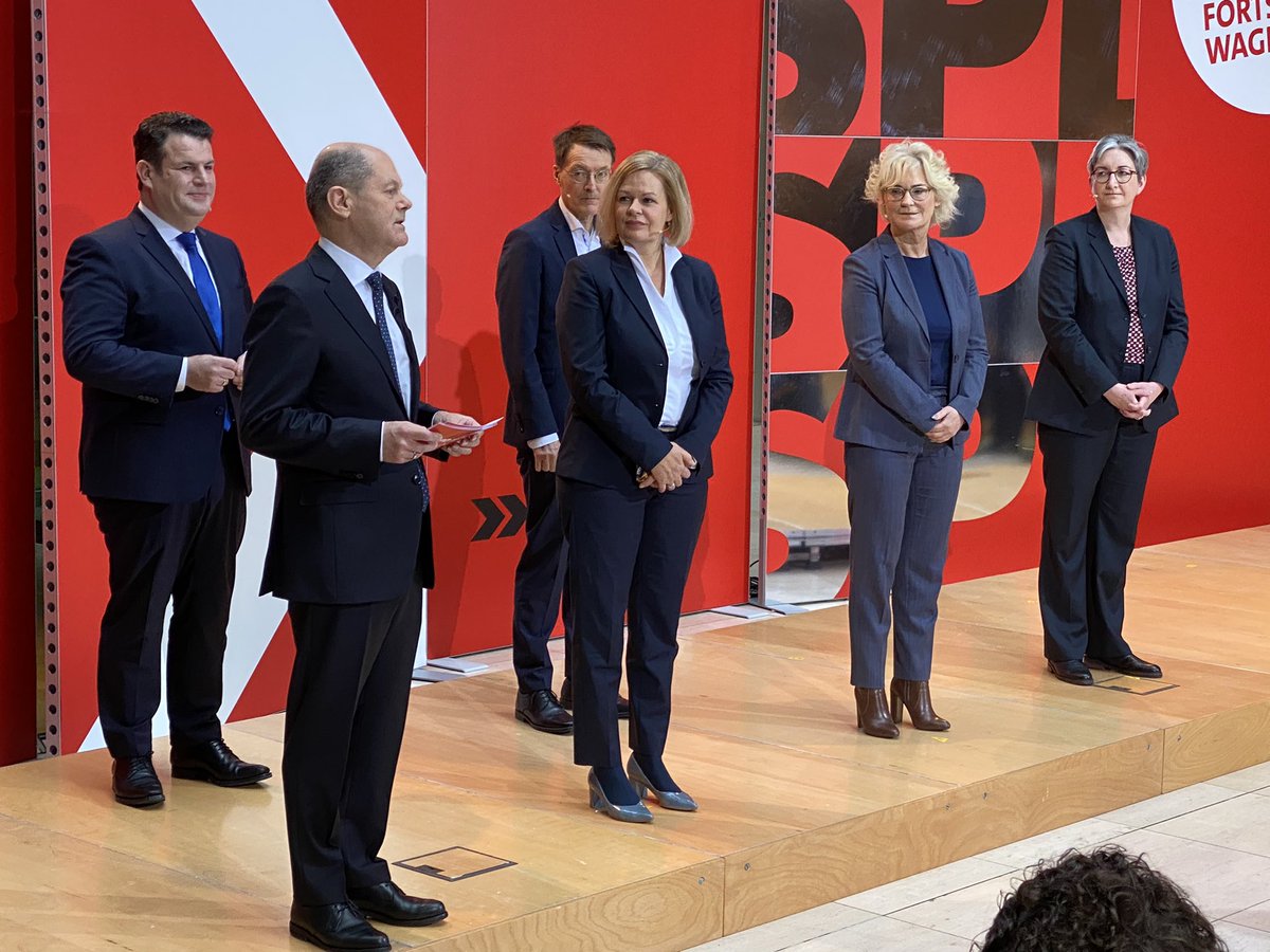 „Wir haben uns dafür eingesetzt, dass diese Aufgabe die Bedeutung bekommt, die sie mal hatte“, so <a href="/OlafScholz/">Olaf Scholz</a> zum neuen Bauministerium. „<a href="/klara_geywitz/">Klara Geywitz</a> hat die Erfahrung und wird mit vielen Männern und Frauen dafür sorgen, dass es wieder genügend Wohnungen gibt.“