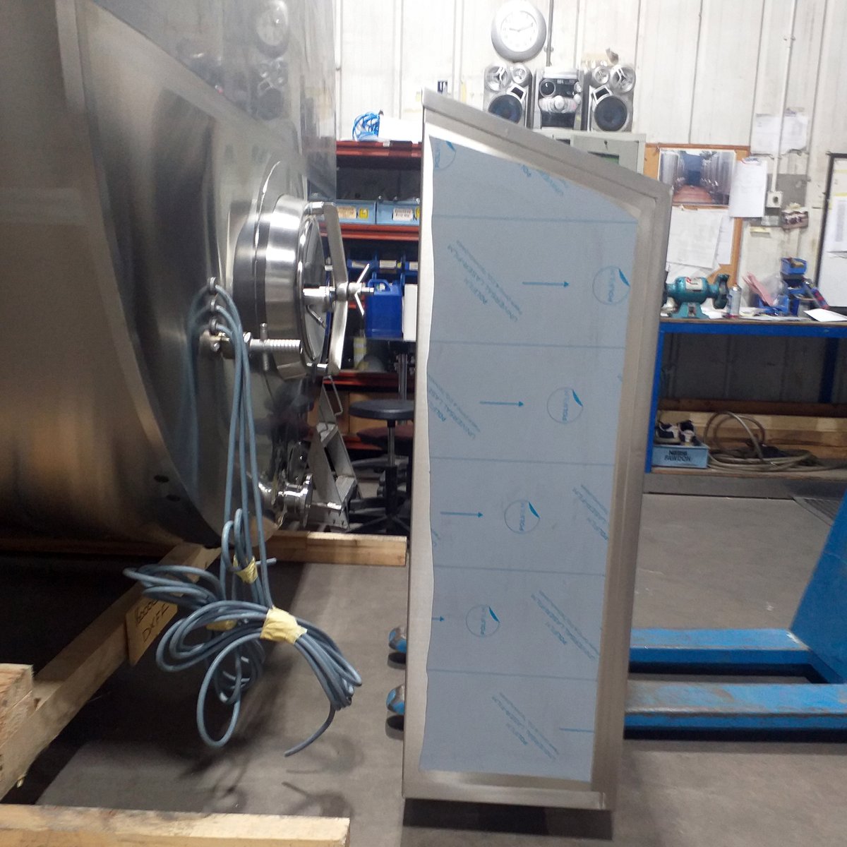 FabdecDairy's tweet photo. Getting ready to place the control panel on a DXFF 16000L tank in dispatch. 

#manufacturemonday #manufacturingmonday #monday #darikool #fabdec #milkcooling #bulkmilktank #milktank #DXFF #milking #teamdairy #dairy #dairyfarming #ukmanufacturer #ukmanufacturing #ukmfg #britishmade https://t.co/n1xgLPTgOV