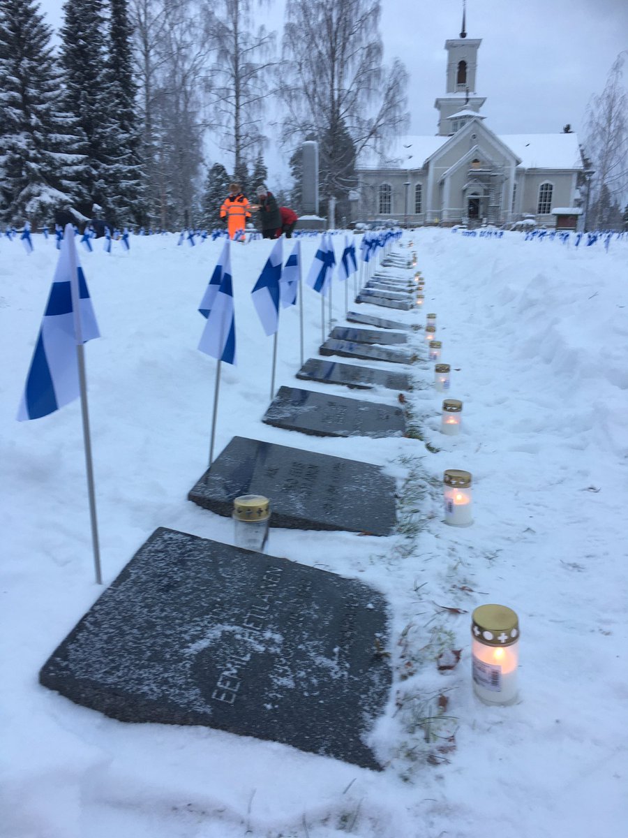 FinlandPictures's tweet photo. Suomen itsenäisyyspäivä on Suomen kansallispäivä, jota tänään vietetään 104 kerran. Asetamme kynttilän läheisten haudoille sekä sodissa kaatuneiden sankarivainajien haudoille. ❤️ Hyvää Itsenäisyyspäivää!❄️🔥❄️🕯❄️ 🇫🇮 #itsenäisyyspäivä  #joulukuu #viitasaari #suomi 🇫🇮#finland 🇫🇮 https://t.co/kEeJCuBOuX