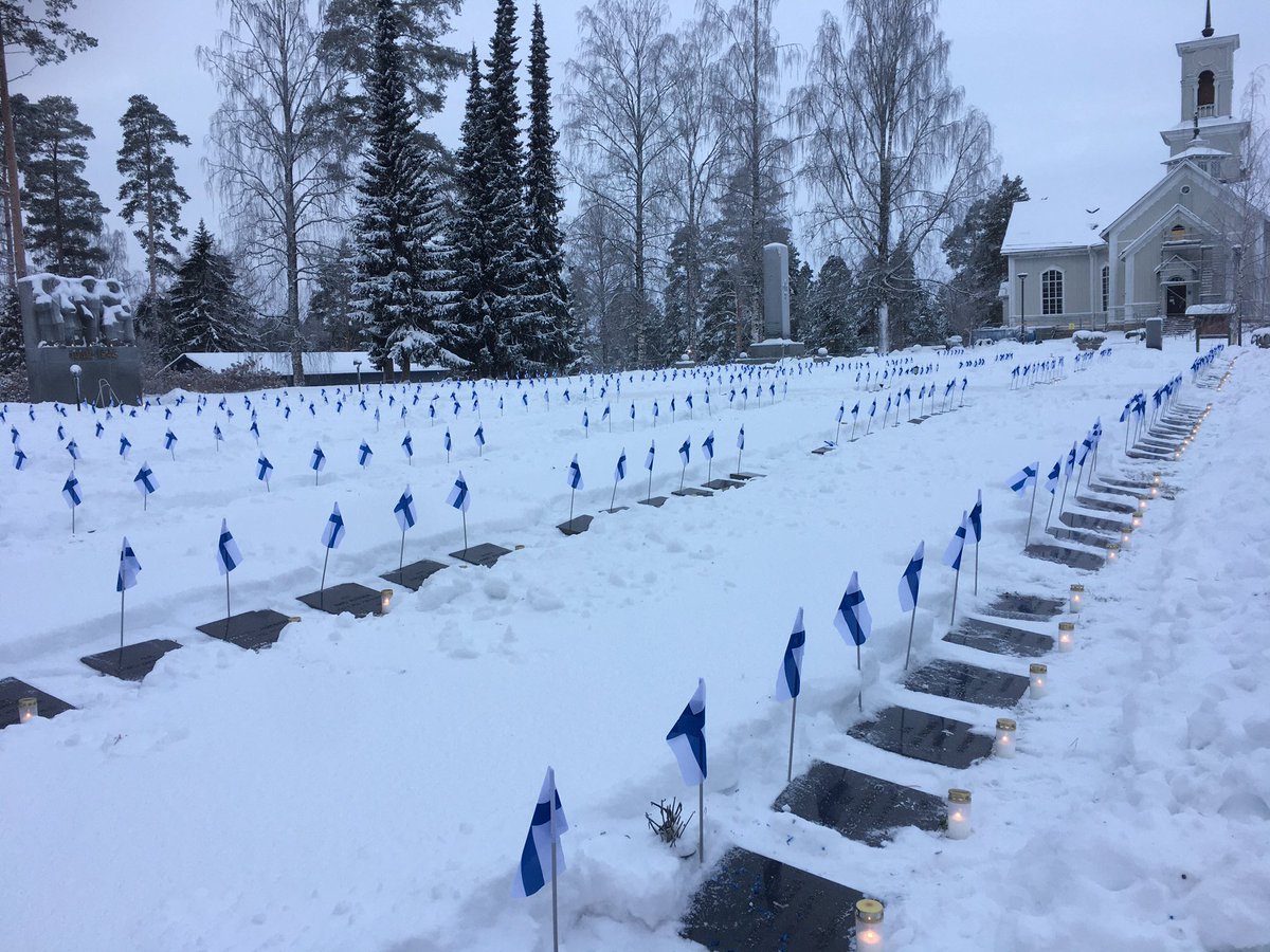 FinlandPictures's tweet photo. Suomen itsenäisyyspäivä on Suomen kansallispäivä, jota tänään vietetään 104 kerran. Asetamme kynttilän läheisten haudoille sekä sodissa kaatuneiden sankarivainajien haudoille. ❤️ Hyvää Itsenäisyyspäivää!❄️🔥❄️🕯❄️ 🇫🇮 #itsenäisyyspäivä  #joulukuu #viitasaari #suomi 🇫🇮#finland 🇫🇮 https://t.co/kEeJCuBOuX