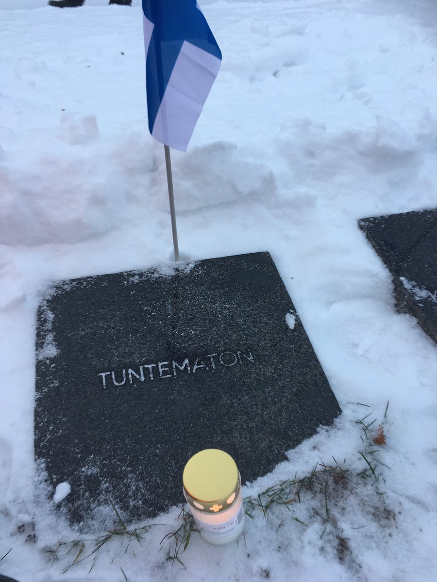 FinlandPictures's tweet photo. Suomen itsenäisyyspäivä on Suomen kansallispäivä, jota tänään vietetään 104 kerran. Asetamme kynttilän läheisten haudoille sekä sodissa kaatuneiden sankarivainajien haudoille. ❤️ Hyvää Itsenäisyyspäivää!❄️🔥❄️🕯❄️ 🇫🇮 #itsenäisyyspäivä  #joulukuu #viitasaari #suomi 🇫🇮#finland 🇫🇮 https://t.co/kEeJCuBOuX