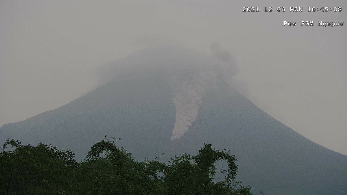 SarjioS3's tweet photo. Awanpanas guguran #Merapi tanggal 6 Desember 2021 pukul 16.44 WIB tercatat di seismogram dengan amplitudo 14 mm dan durasi 160 detik. Jarak luncur 1.800 ke arah Kali Bebeng. Arah angin ke timur. 

#MerapiSiaga sejak 5 November 2020 https://t.co/nQa3bPd1NZ https://t.co/0an4Fw2Qwi