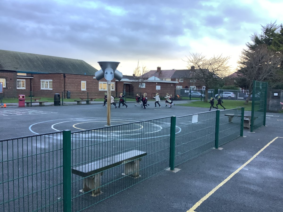EastwayPrimary's tweet photo. Y3 Elf dash this morning… Happy Christmas everyone! #elfdash #santadash https://t.co/WQch6qnbkE