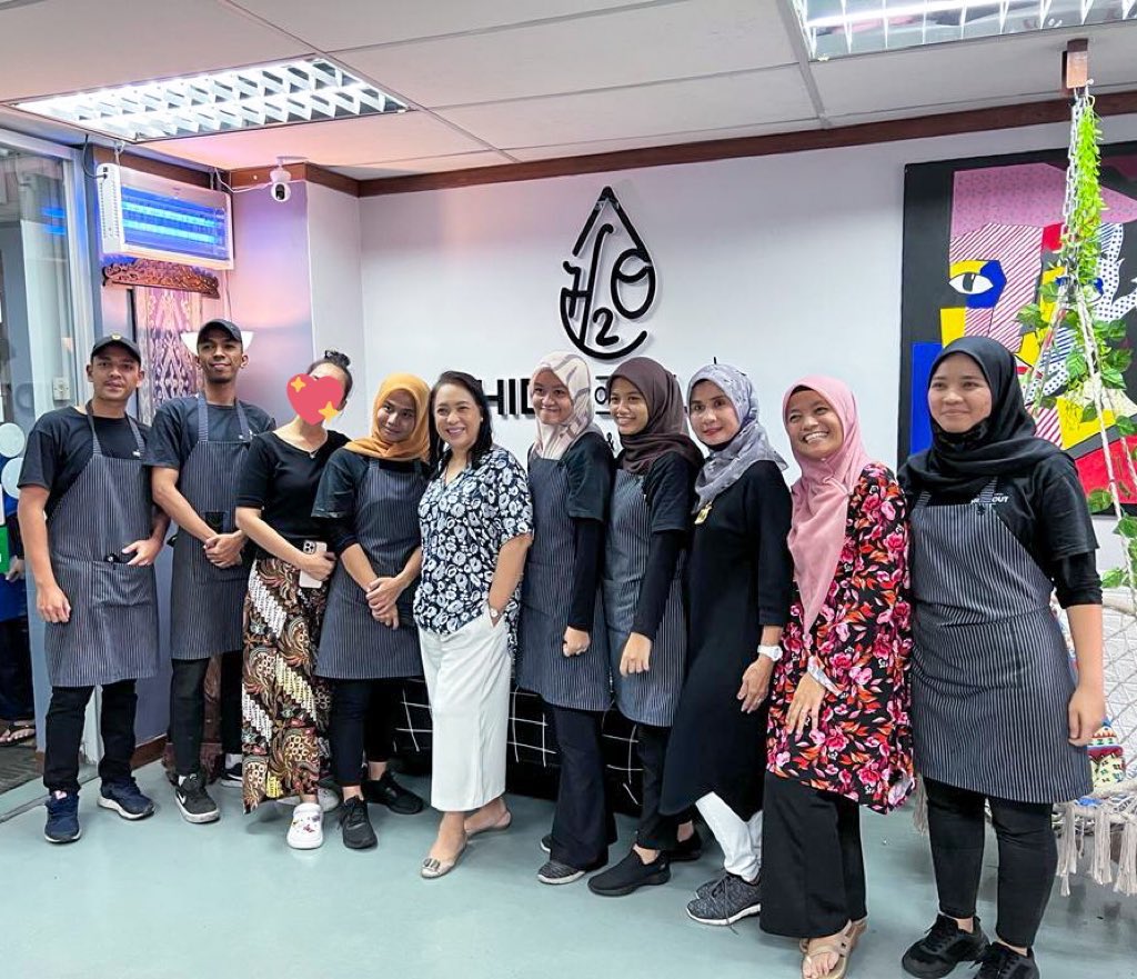 NAZLEERA's tweet photo. Dream come true 🥰
Childhood Celebrity crush 😭
@mariajjcm 

Alhamdulillah.

Terima kasih team Kementerian Pelancongan &amp; Kebudayaan Negeri Sembilan.

#JomTeghojahNismilan
#visitnegerisembilan
#nismilanponado
#gastronomytourism https://t.co/FmkMVUYPiW