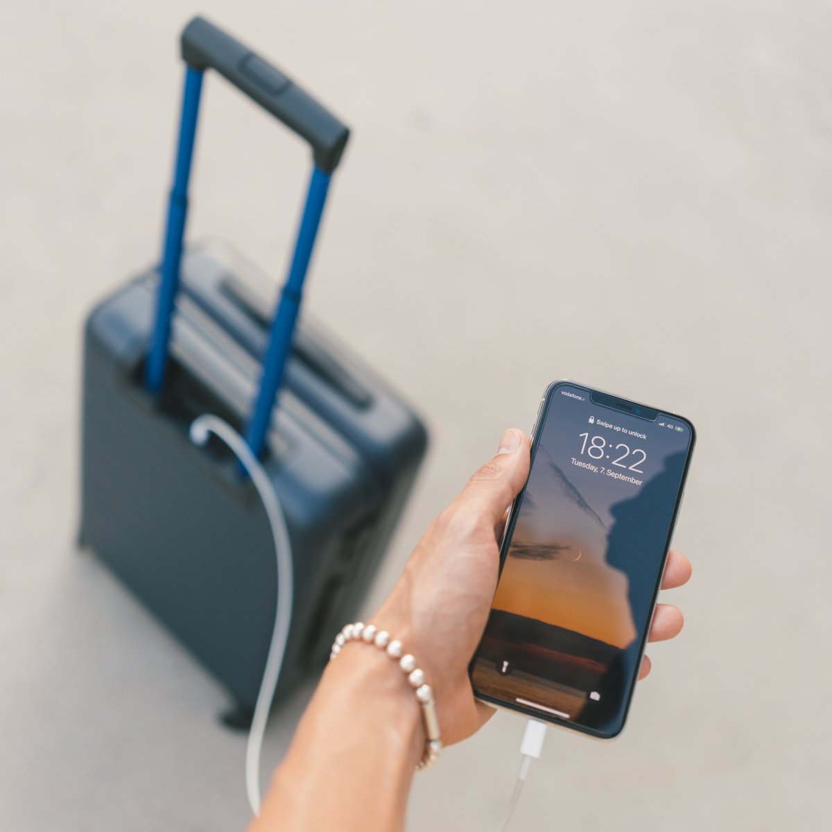 When you’re eight minutes away from setting an Out of Office Autoreply but your boss doesn’t realise you’re already at the airport. Who else can relate?

Cabin approved for all airlines, our M5 Smart Luggage keeps your phone and your mood fully charged.#OutOfOffice #SmartLuggage