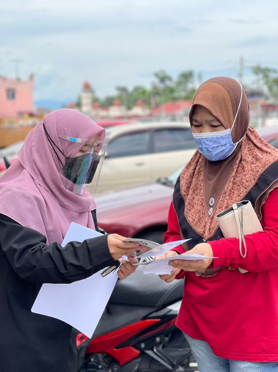 ncermalaysia's tweet photo. Pihak NCIA telah mengagihkan kad Kasih Ibu Darul Ridzuan (KIDR) kepada 19 wanita mewakili keluarga yg layak menerima manfaat #KIDR di daerah Perak Tengah, Perak untuk penggunaan bermula 1 Januari 2022.

Artikel penuh: https://t.co/ApJcrmZ7KM https://t.co/VF0EbsJxpD