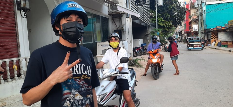 unholy_GodJihyo's tweet photo. So yung friend ng mama ko na nasa El Nido, nakita yung SeKenTell na nagr-roaming sa bayan. HASJDAHSDJASD huhuhu naiinggit akooo T - T

@SB19Official https://t.co/VsMpyXbyIL