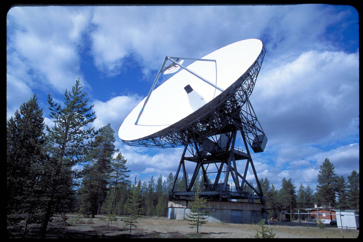 EISCATofficial's tweet image. 🇫🇮 Hyvää itsenäisyyspäivä 🇫🇮
Today is the Independence Day of Finland. 

Here is a picture of our #EISCAT antenna in Sodankylä, inaugurated in 1981. (This picture is taken in 2001). Soon this antenna will be replaced by #EISCAT3D.