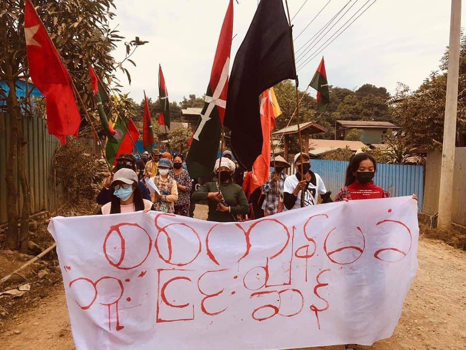 2021Revtweets's tweet photo. Revolutionaries in #Hpakant conducted a rally in support of the KIA, PDF, &amp; @NUGMyanmar, who were ruthlessly suppressed by the Military Council in Yangon.
#Dec6Coup
#TerroristsJunta
#WhatsHappeningInMyanmar https://t.co/wuh5T2bH4j