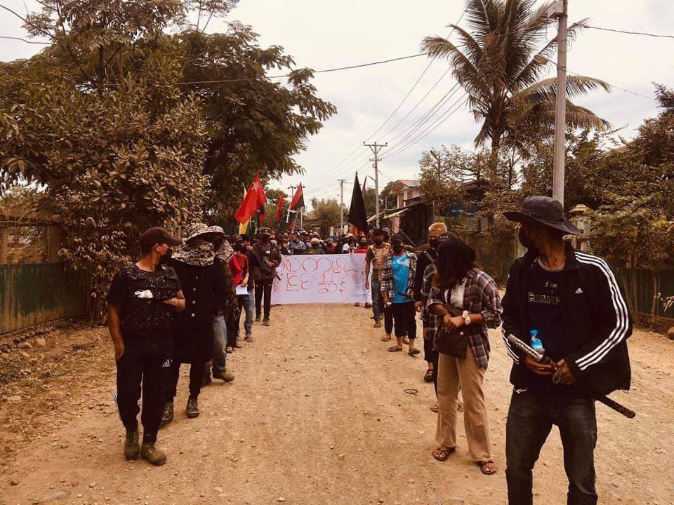 2021Revtweets's tweet photo. Revolutionaries in #Hpakant conducted a rally in support of the KIA, PDF, &amp; @NUGMyanmar, who were ruthlessly suppressed by the Military Council in Yangon.
#Dec6Coup
#TerroristsJunta
#WhatsHappeningInMyanmar https://t.co/wuh5T2bH4j