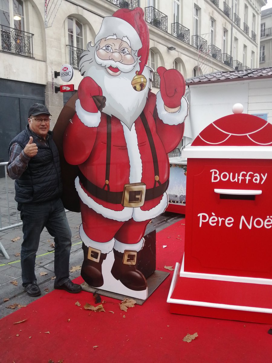 Notre Père Noël est de retour ! Monsieur le Maire est ravi et nous aussi 🥰! Ou a-t-il été ? Comment est il parti (il pèse quand même 100kg 😆) ? Le mystère reste entier 😅! 
#Nantesenfetes #NoelAuBouffay #noel #nantes #perenoel
